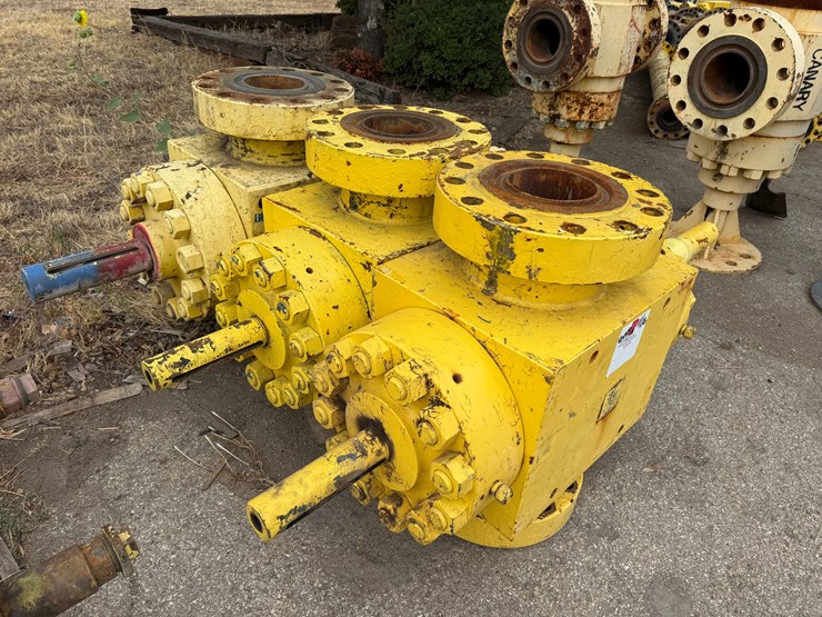 (3-x-$)-7-1/16”-10k-wp-flanged-manual-frac-valves-image-2