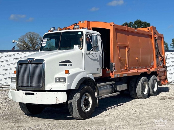2010-wester-star-4900sa-ez-pack-goliath-g370c-25-yard-rear-loader-garbage-truck-image-1