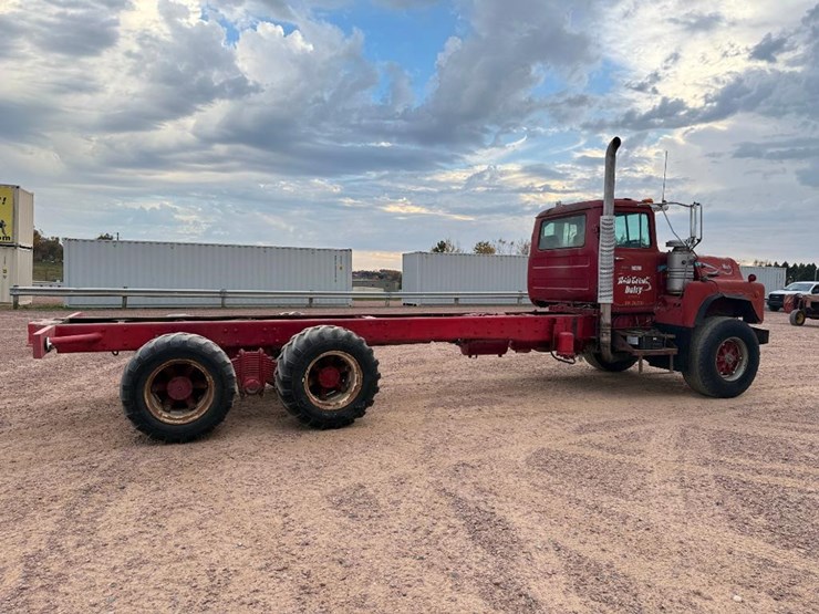 mack-dm690s-image-4