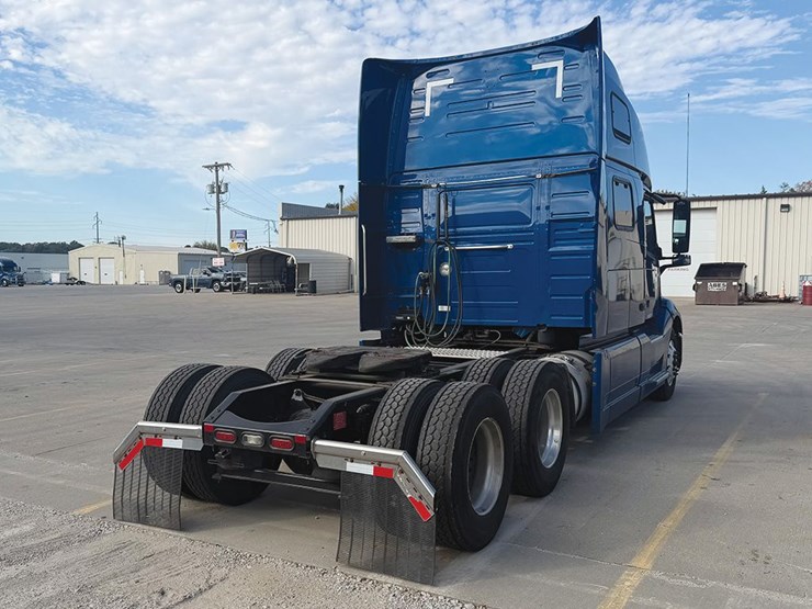 2021-volvo-vnl-860-image-2