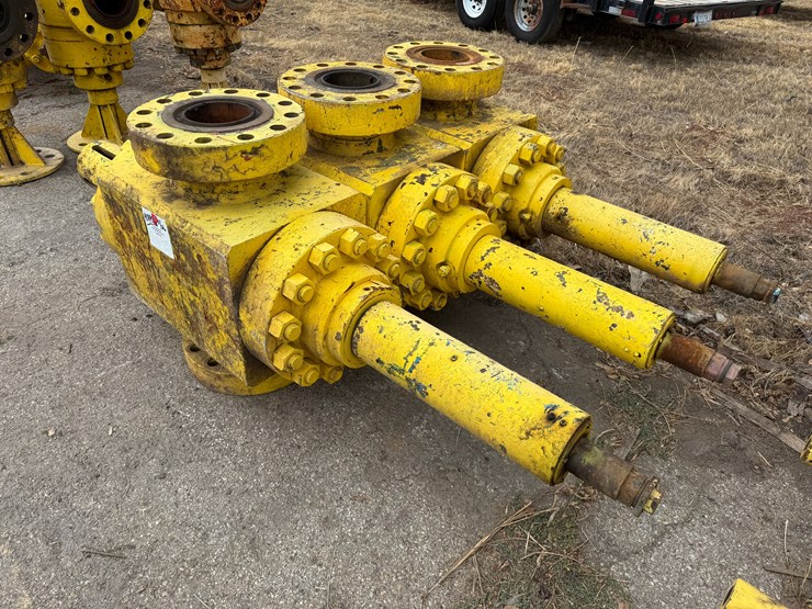 (3-x-$)-7-1/16”-10k-wp-flanged-manual-frac-valves-image-4