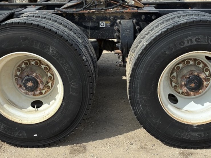 2016-peterbilt-367-image-12