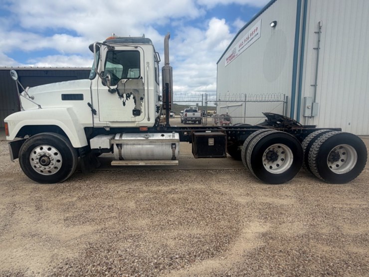 2004-mack-ch613-image-8