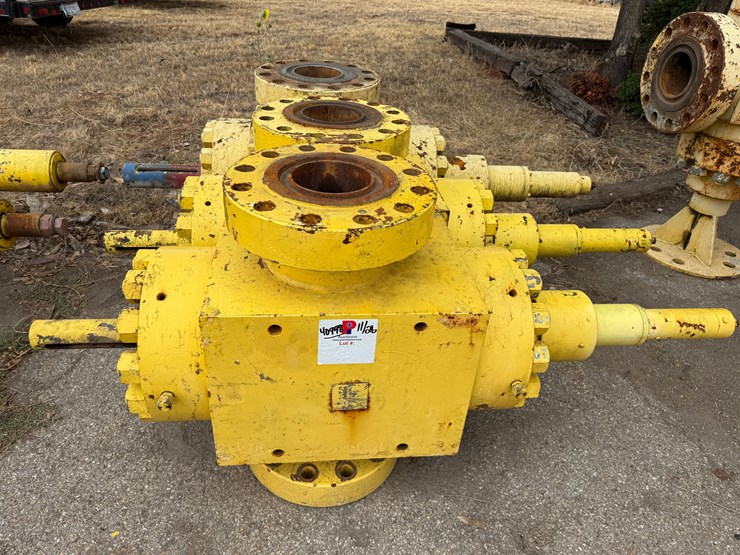 (3-x-$)-7-1/16”-10k-wp-flanged-manual-frac-valves-image-1