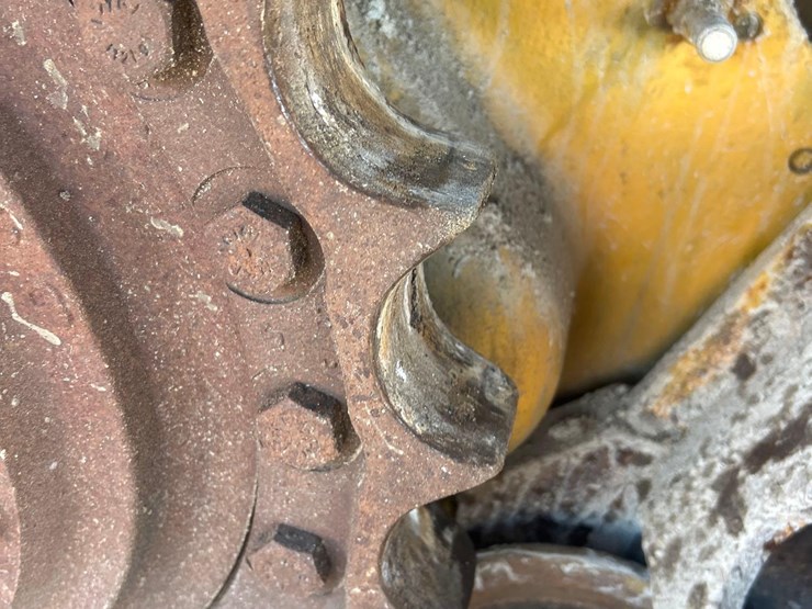 2008-deere-700j-xlt-image-22