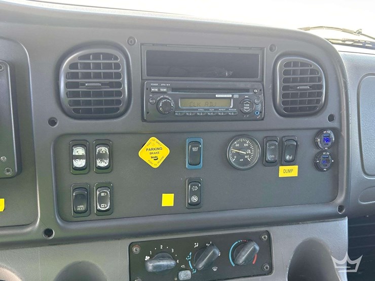 2015-freightliner-m2-106-ambulance-image-21