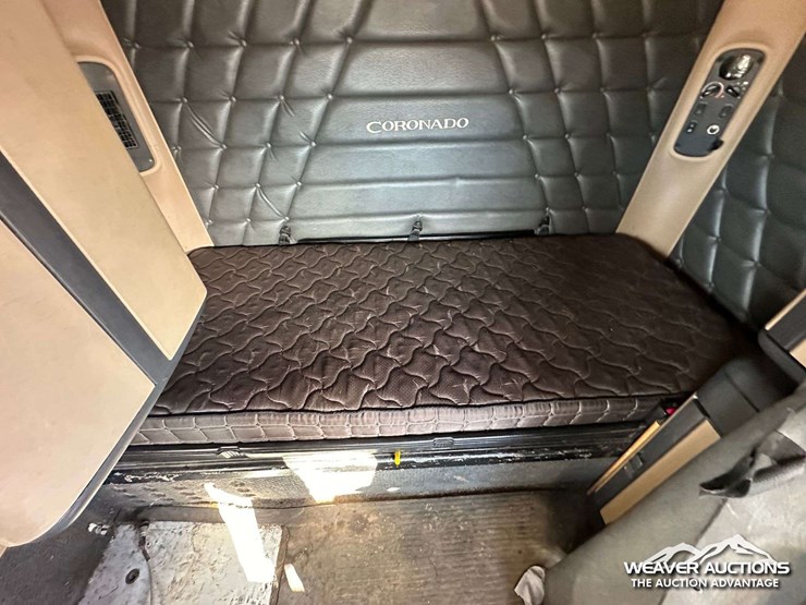 2012-freightliner-coronado-122-image-29