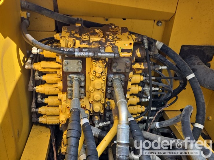 2015-komatsu-pc210-image-44