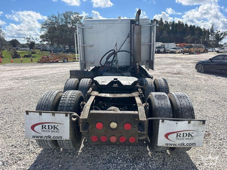 1993-freightliner-fld120-t/a-wet-kit-sleeper-cab-tractor-truck-image-29