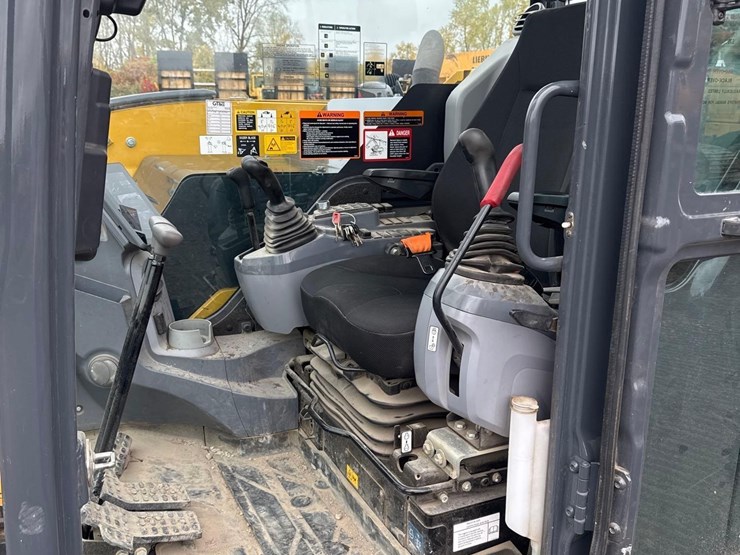 2024-john-deere-85-image-30