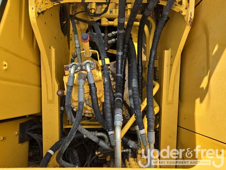 2015-komatsu-pc210-image-46