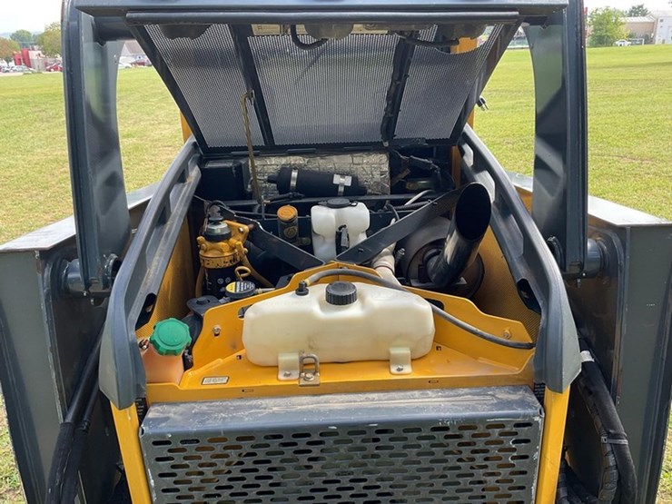 2010-deere-318d-image-15