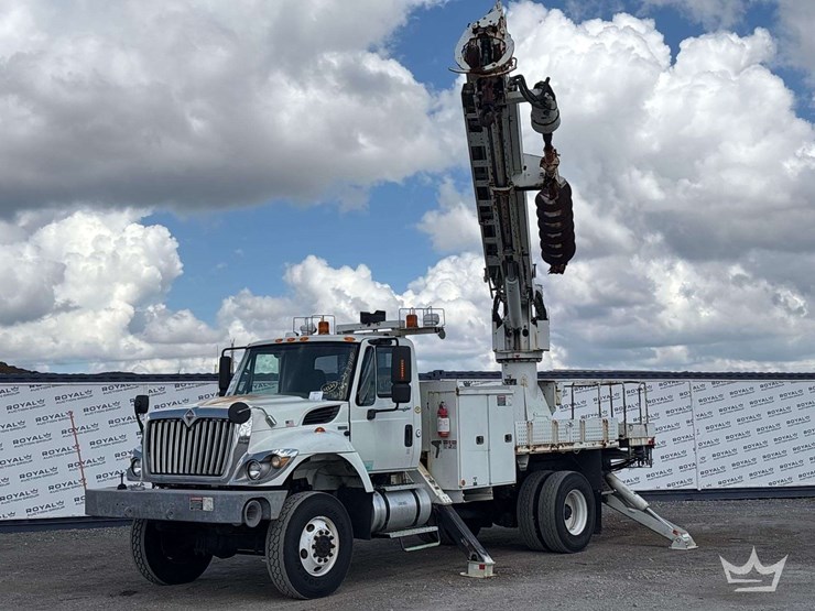 2012-international-workstar-7300-altec-dm45tr-4x4-digger-derrick-truck-image-1