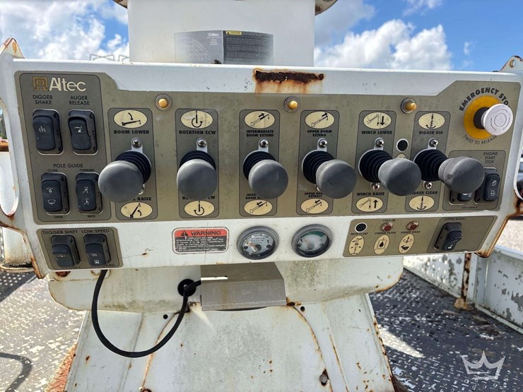 2012-international-workstar-7300-altec-dm45tr-4x4-digger-derrick-truck-image-27