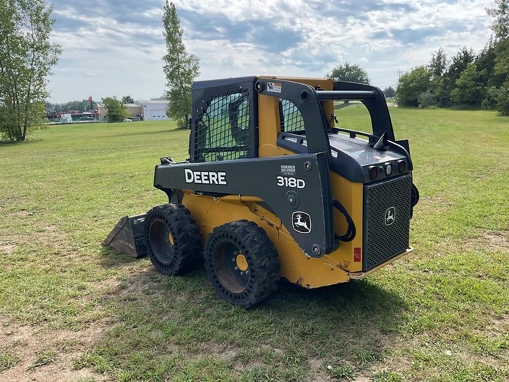 2010-deere-318d-image-7