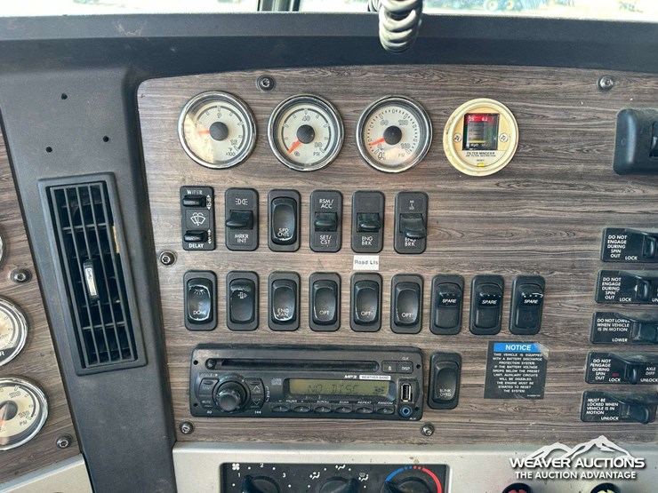 2012-freightliner-coronado-122-image-22