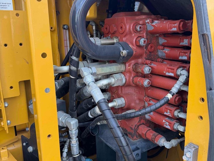 2019-deere-75g-image-19