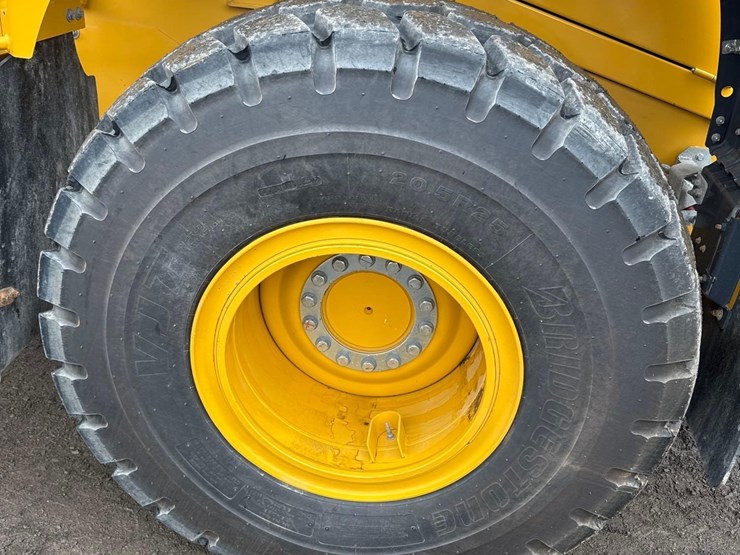 2024-john-deere-624-image-24