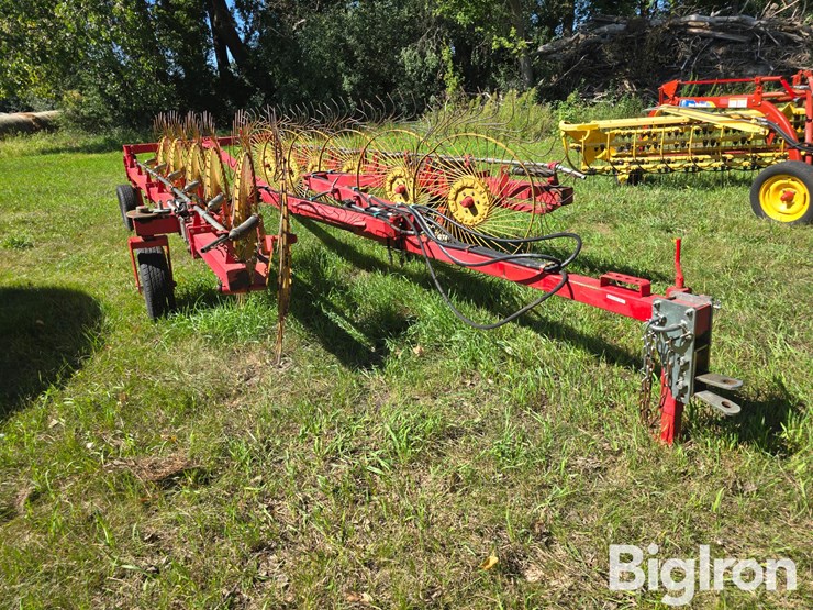 tonutti-v12-12-wheel-v-rake-image-3