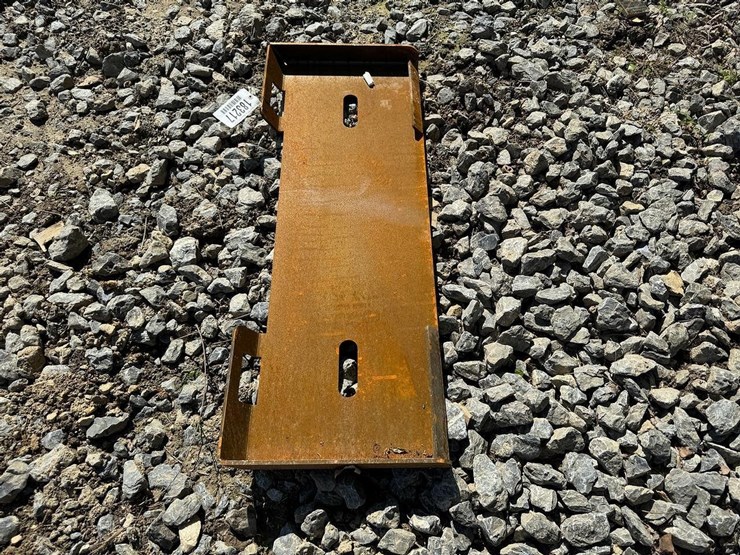 skid-steer-mounting-plate-image-3