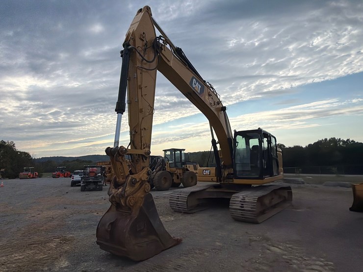caterpillar-320-image-1