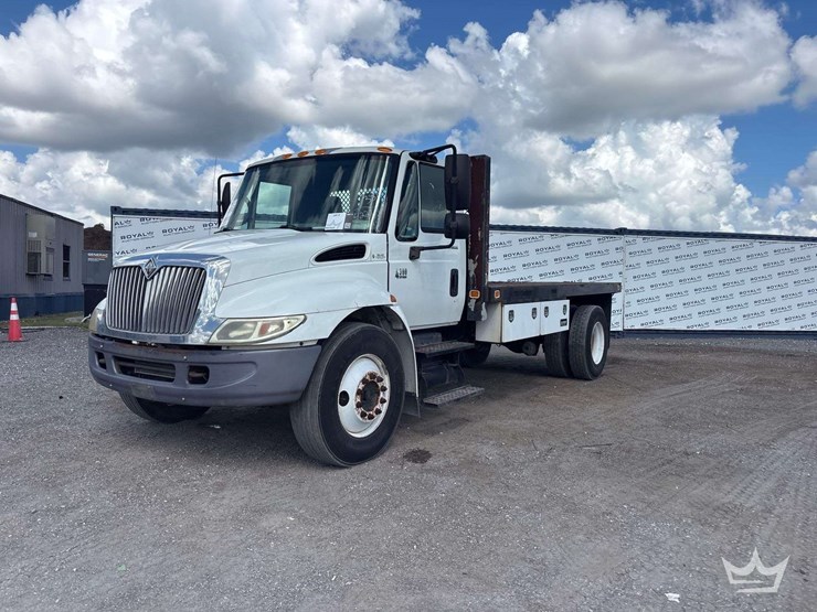 2005-international-4300-14ft.-knapheide-flatbed-truck-image-1