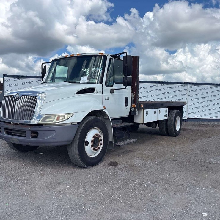 2005 International 4300 14ft. Knapheide Flatbed Truck