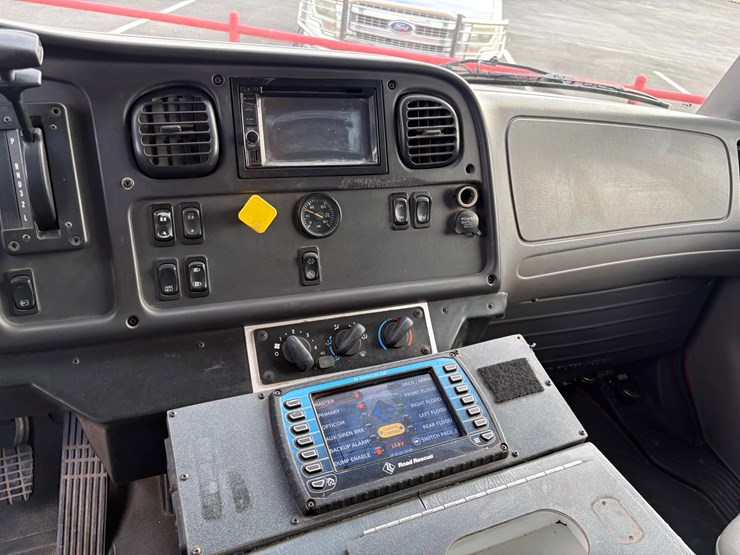2016-freightliner-m2-106-image-11