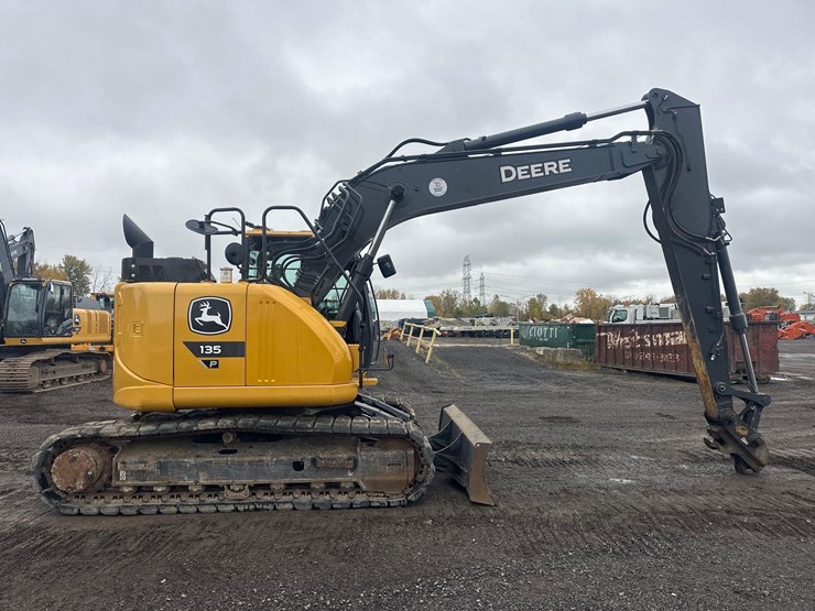 2023-deere-135-p-tier-image-11