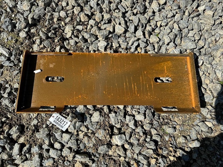 skid-steer-mounting-plate-image-2