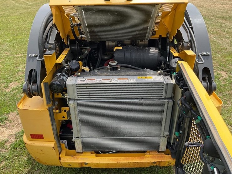 2017-new-holland-l220-image-11