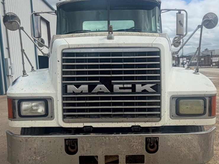 2004-mack-ch613-image-2
