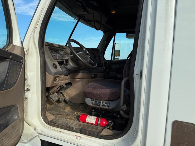 freightliner-cascadia-125-image-50