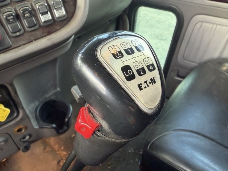 2016-peterbilt-389-image-34