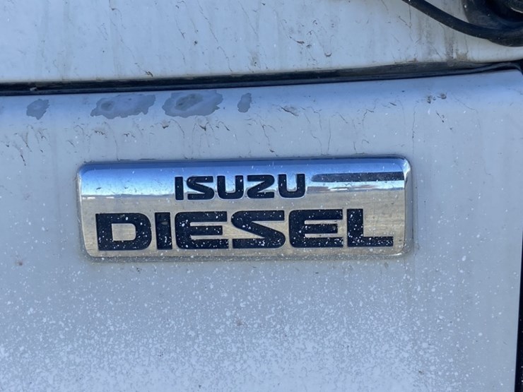 2011-isuzu-npr-image-11