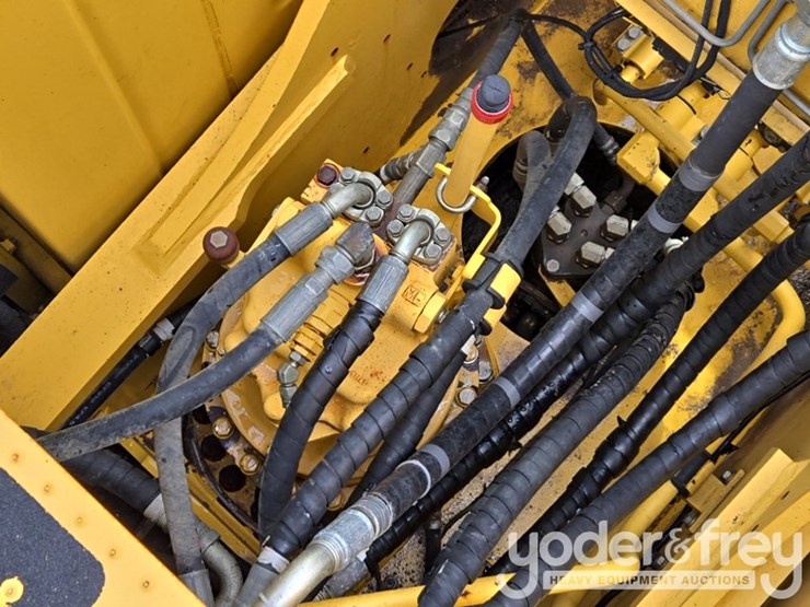 2015-komatsu-pc210-image-47