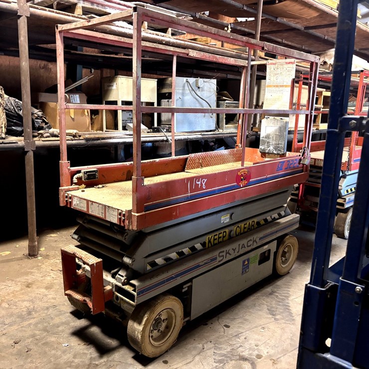 #148 • Skyjack SJIII 3220 Electric Scissor Lift