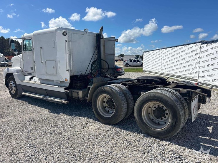 1993-freightliner-fld120-t/a-wet-kit-sleeper-cab-tractor-truck-image-4