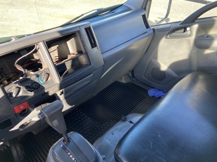 2013-isuzu-npr-image-17