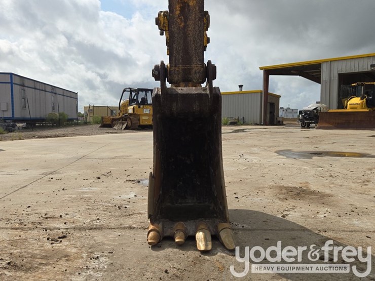 2015-komatsu-pc210-image-24