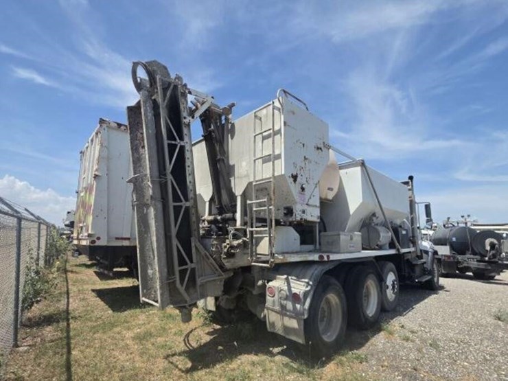 2015-freightliner-114sd-image-3