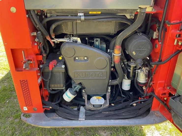 2016-kubota-ssv65-image-12