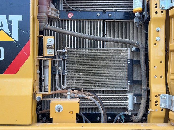 caterpillar-320-image-12