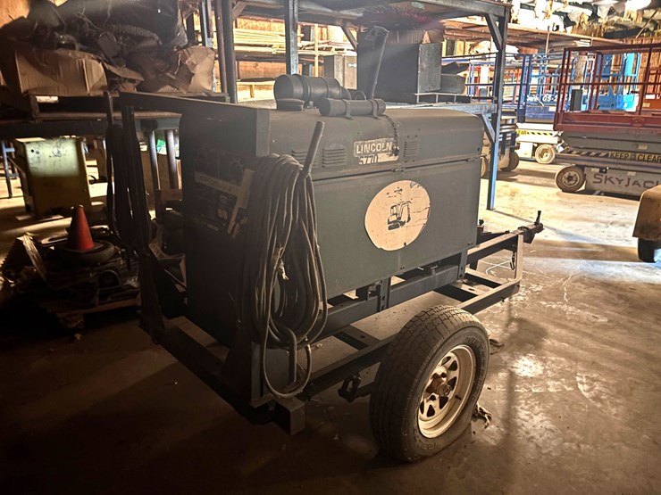 #143-•-lincoln-electric-classic-ii-engine-driven-welder-on-trailer-image-2