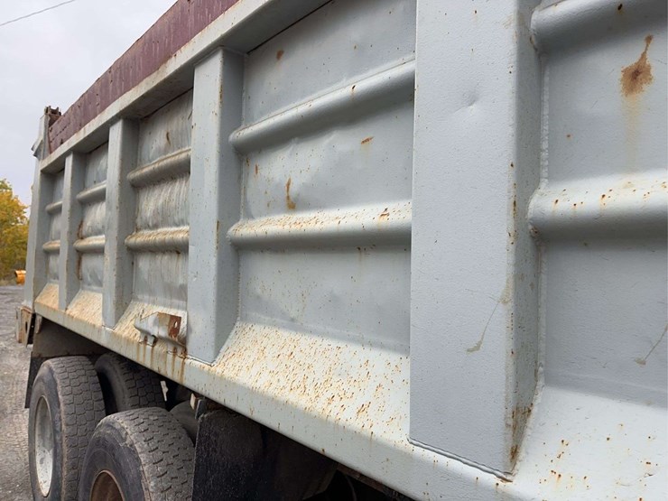 peterbilt-330-image-16