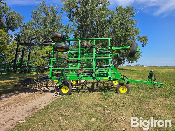 2022-john-deere-2430-image-4