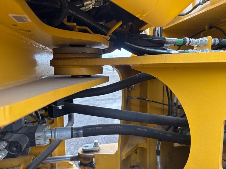 2024-john-deere-624-image-21