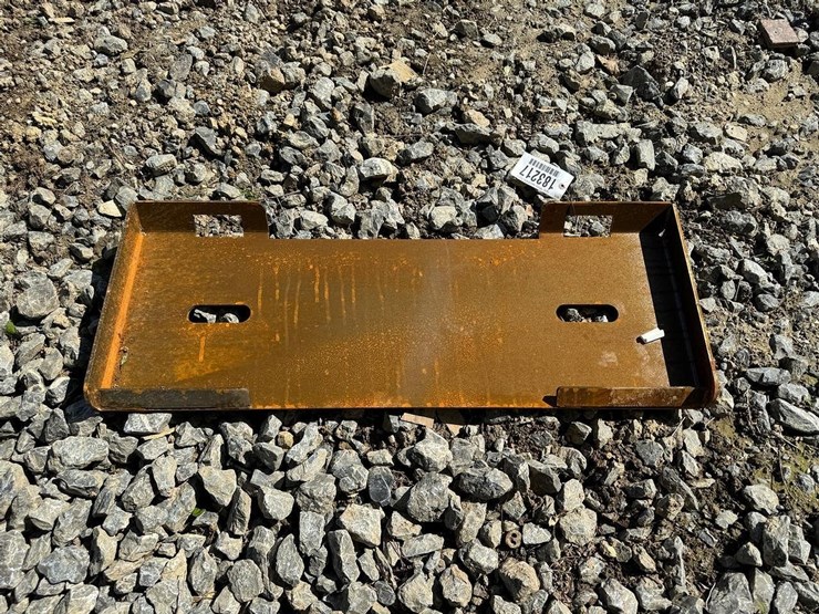 skid-steer-mounting-plate-image-4