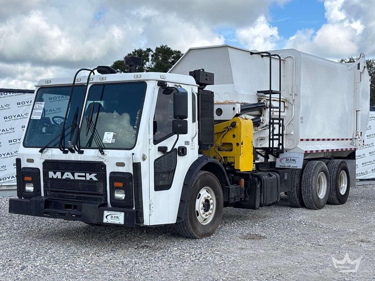 2017-mack-lr-scorpion-31yd.-side-loader-garbage-truck-image-1