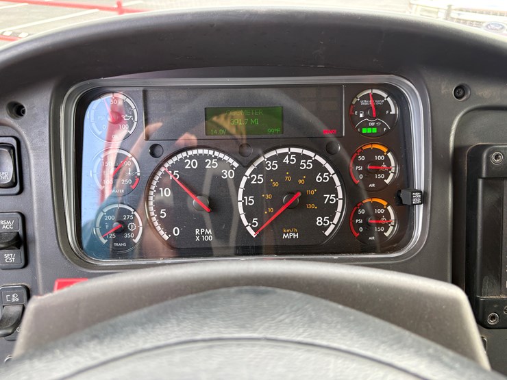2016-freightliner-m2-106-image-10